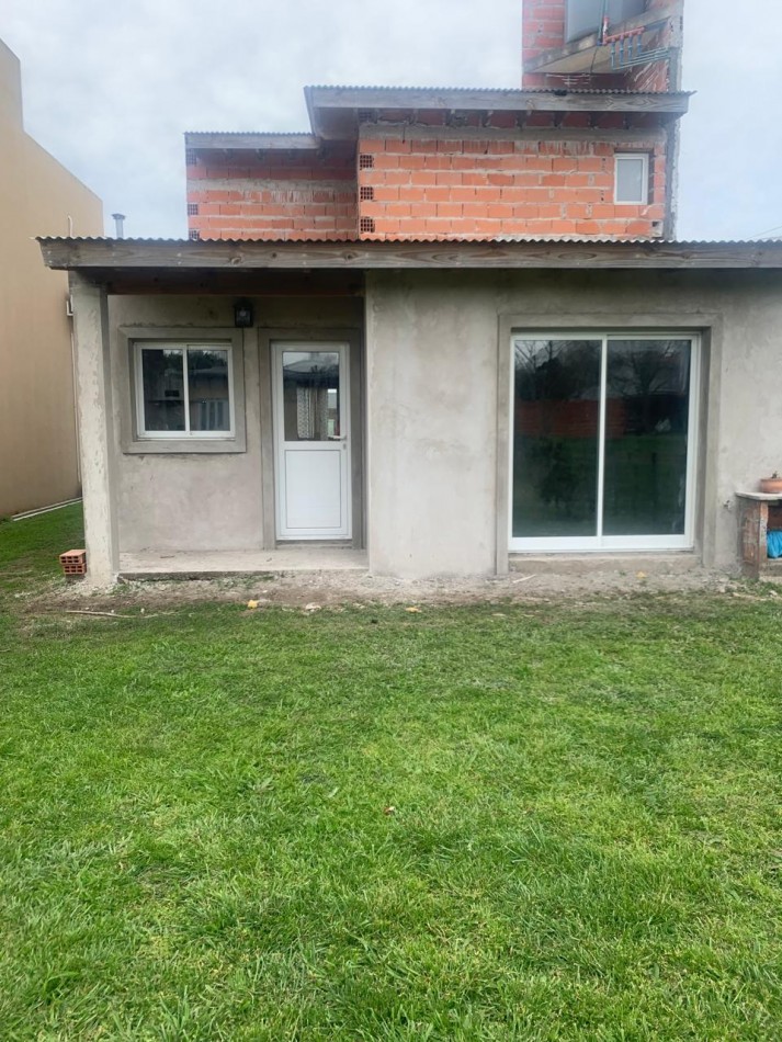 Casa ubicada en barrio residencial, . Con monoambiente totalmente terminado 
