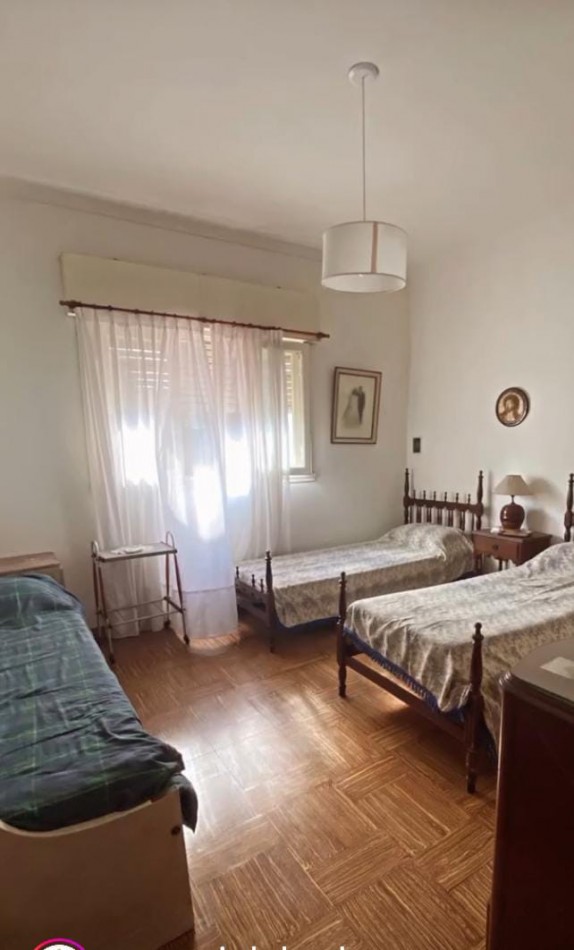 CASA FAMILIAR, CON LOTE, EXCELENTE UBICACION Y ESTADO
