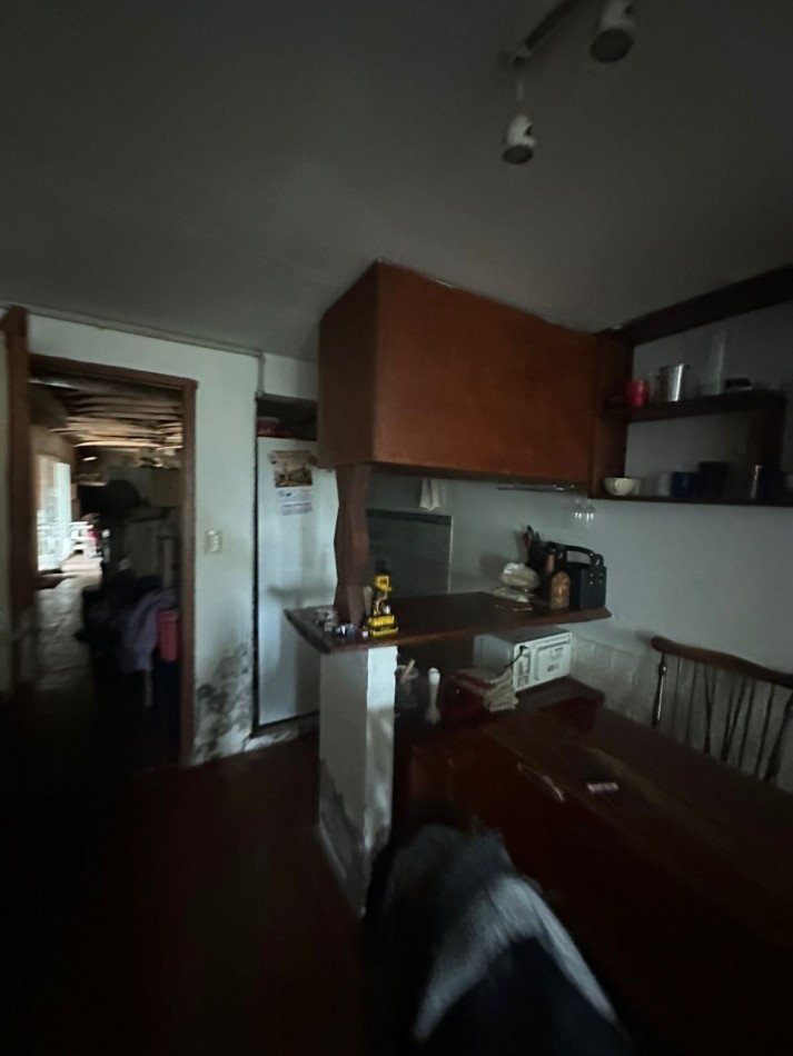 Casa con lote y departamento, con entradas independientes.