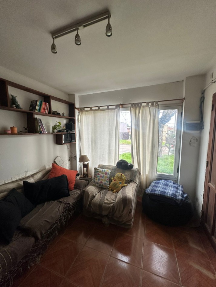 Casa con lote y departamento, con entradas independientes.