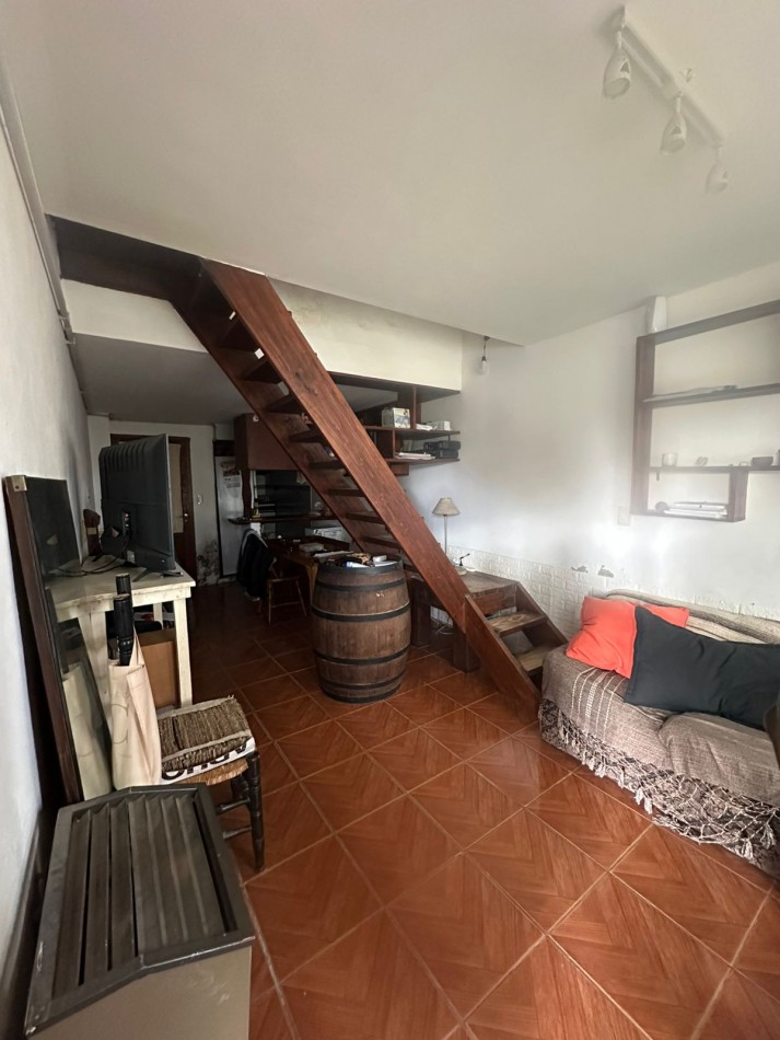 Casa con lote y departamento, con entradas independientes.