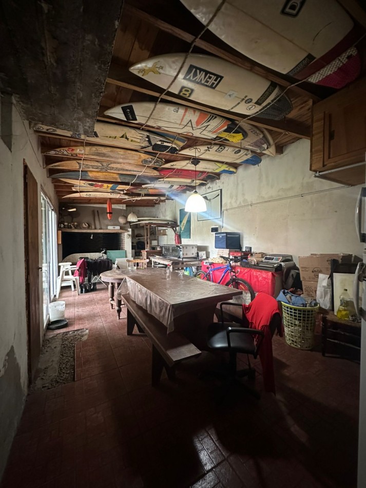 Casa con lote y departamento, con entradas independientes.