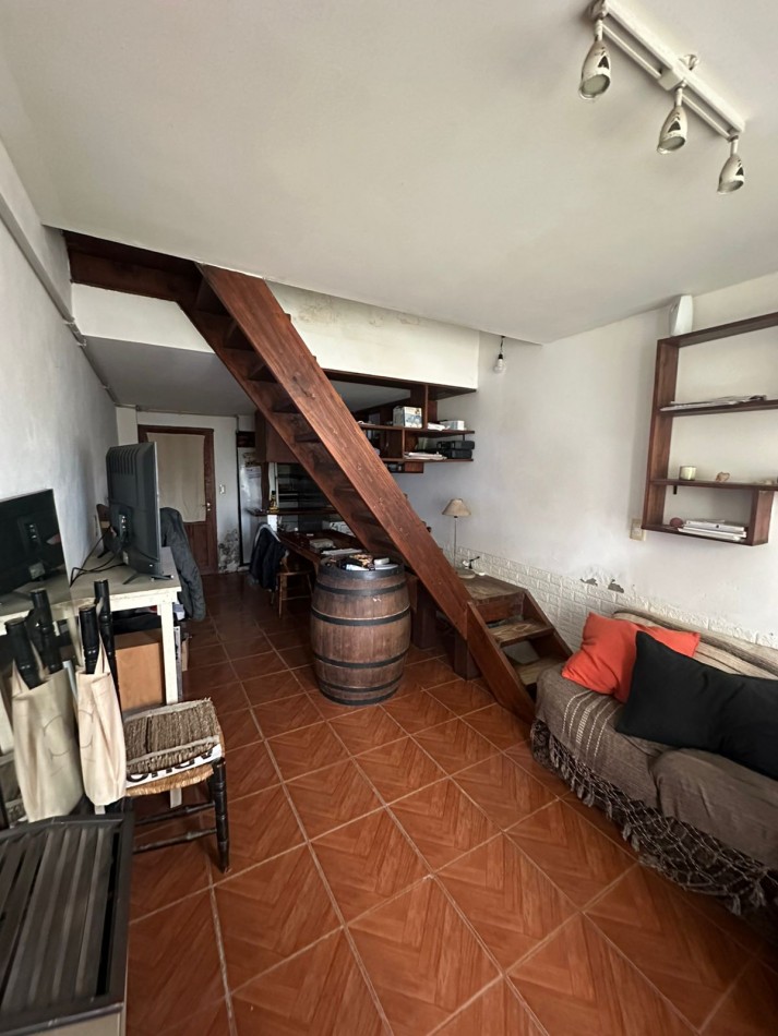 Casa con lote y departamento, con entradas independientes.