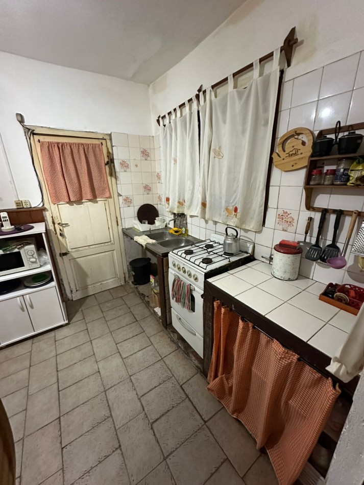 Casa con lote y departamento, con entradas independientes.