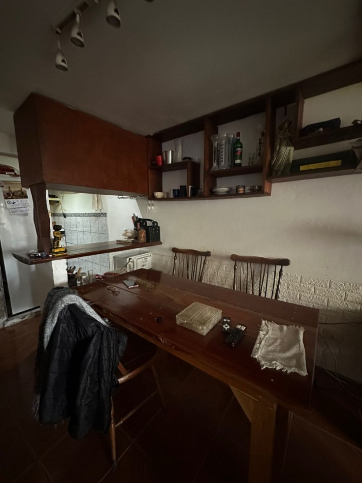 Casa con lote y departamento, con entradas independientes.