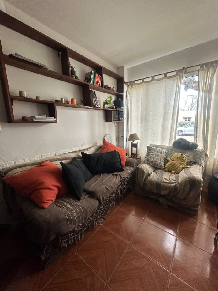 Casa con lote y departamento, con entradas independientes.