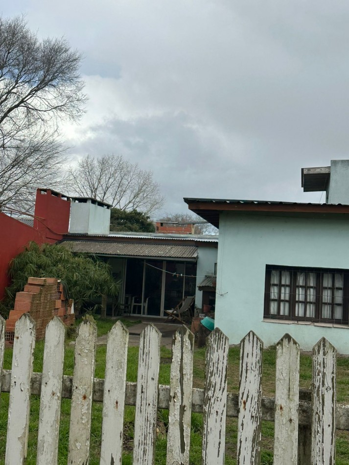 Casa con lote y departamento, con entradas independientes.