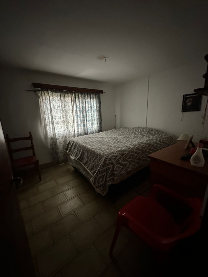 Casa con lote y departamento, con entradas independientes.