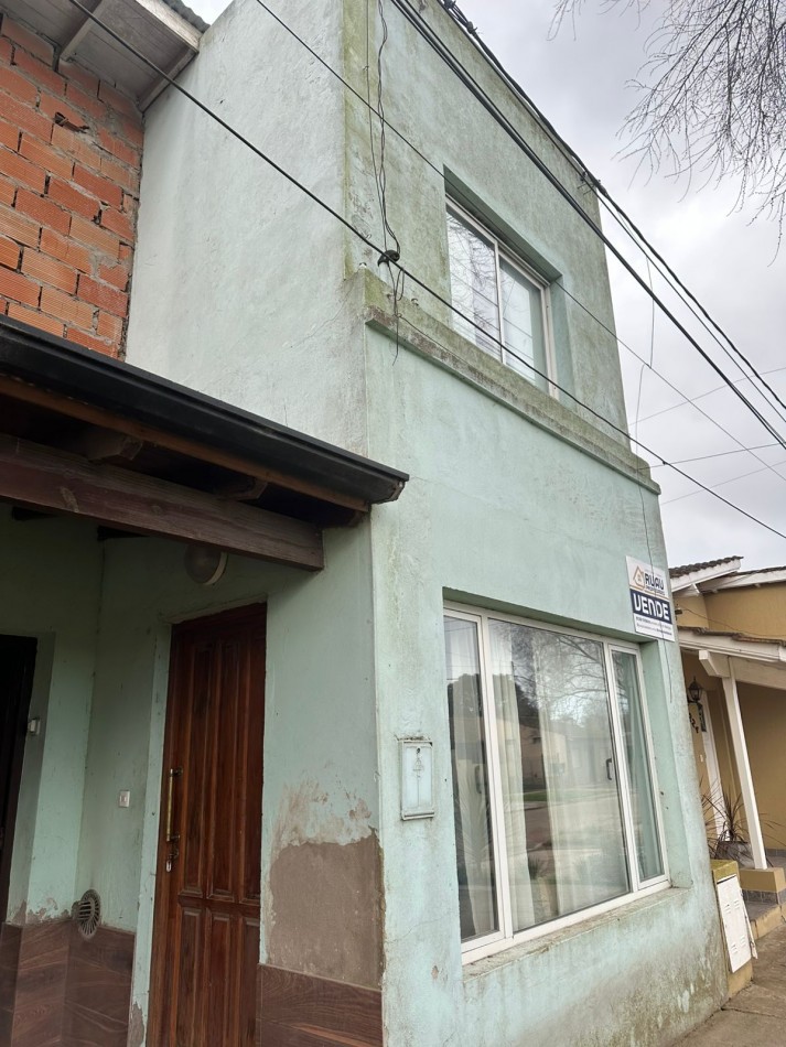 Casa con lote y departamento, con entradas independientes.