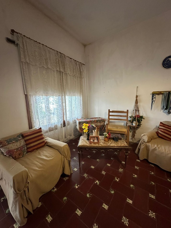 Casa con lote y departamento, con entradas independientes.
