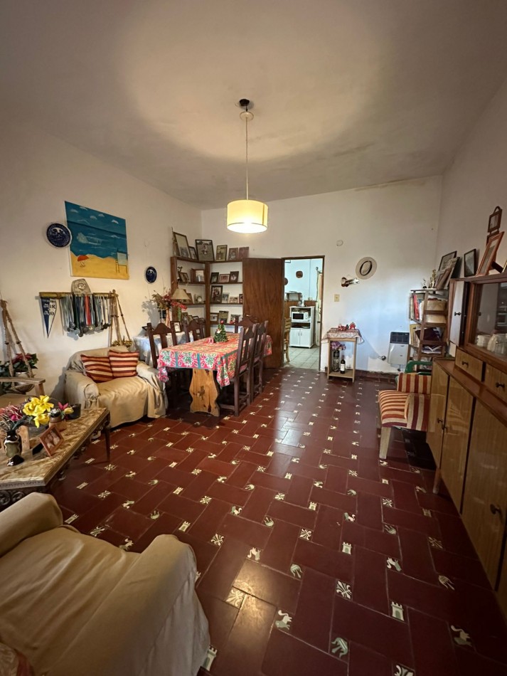 Casa con lote y departamento, con entradas independientes.