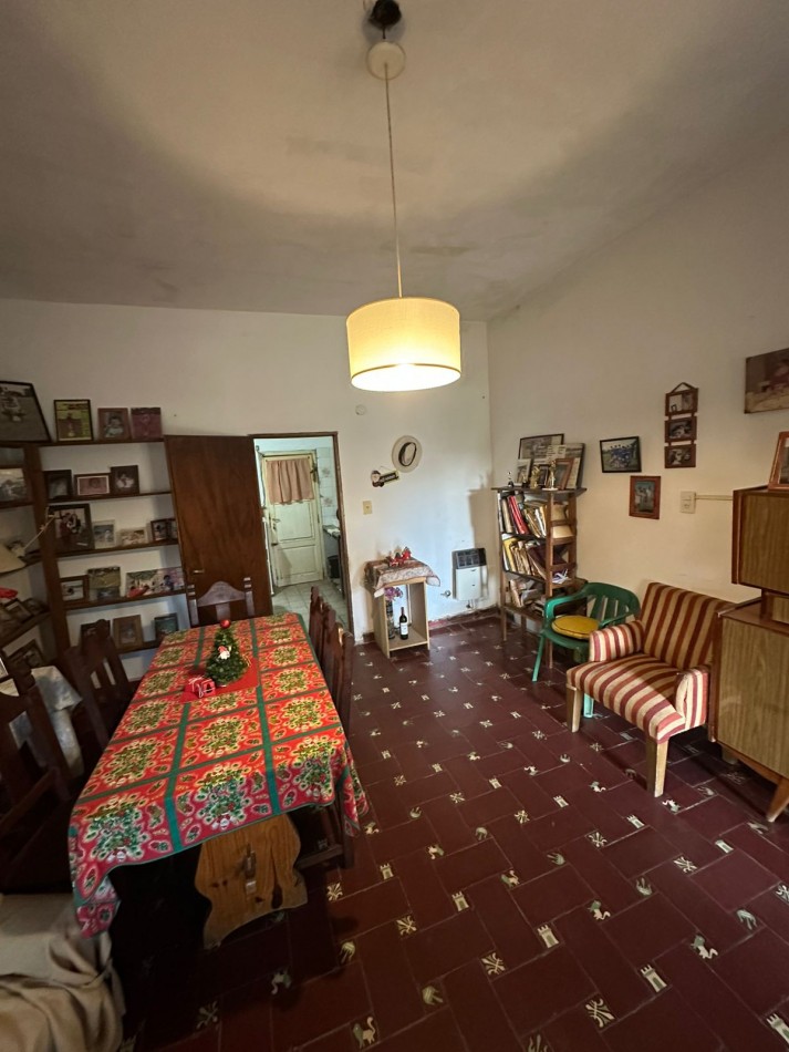 Casa con lote y departamento, con entradas independientes.