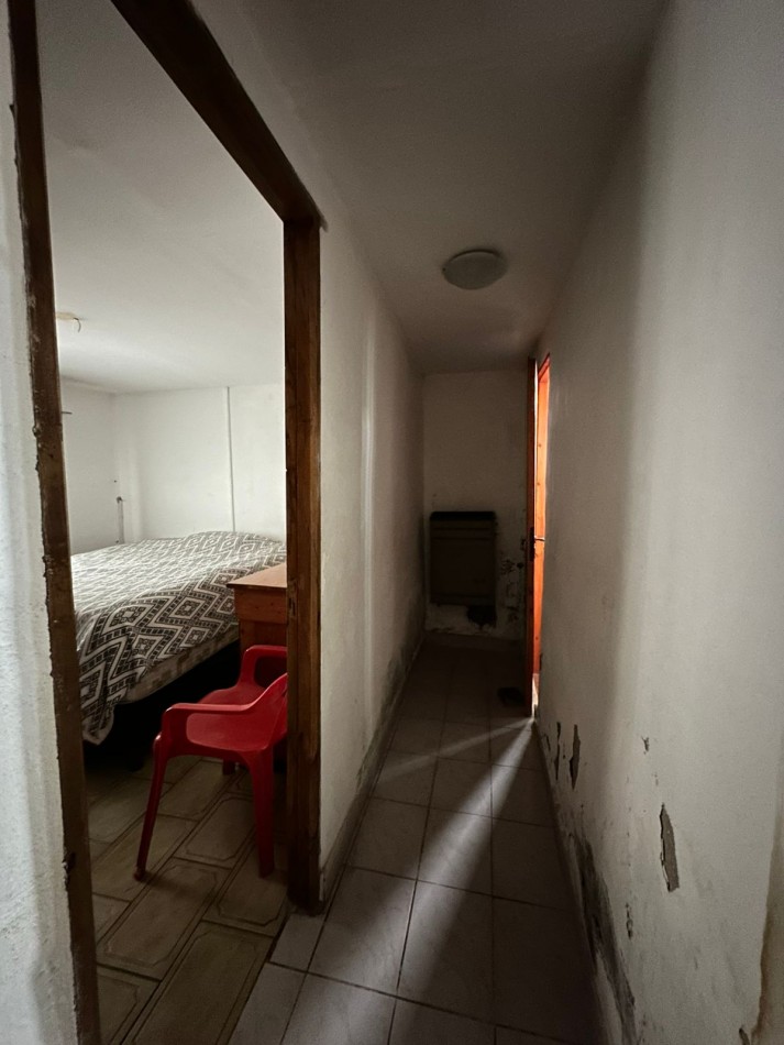 Casa con lote y departamento, con entradas independientes.