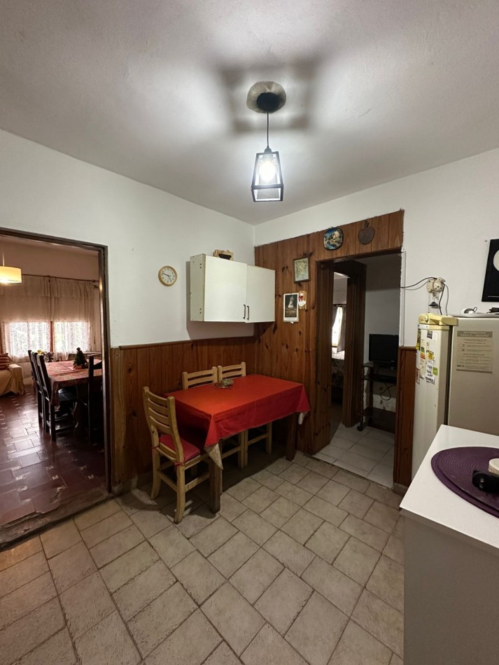 Casa con lote y departamento, con entradas independientes.