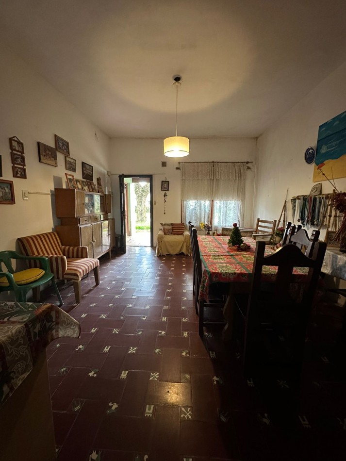 Casa con lote y departamento, con entradas independientes.