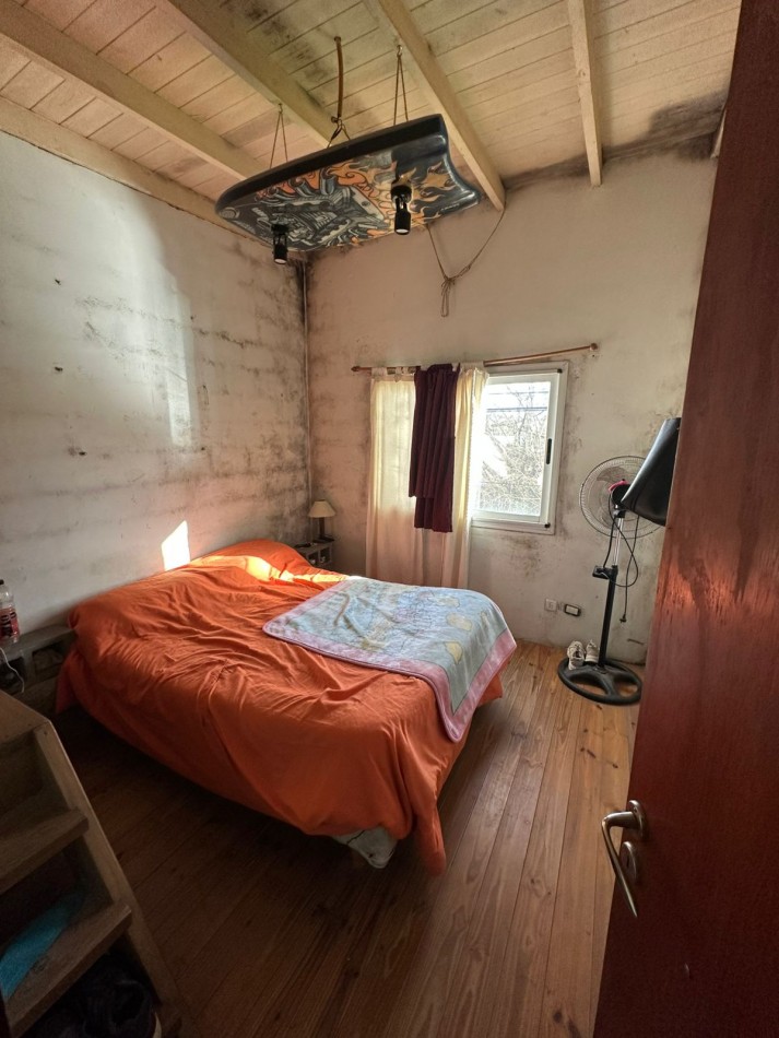 Casa con lote y departamento, con entradas independientes.