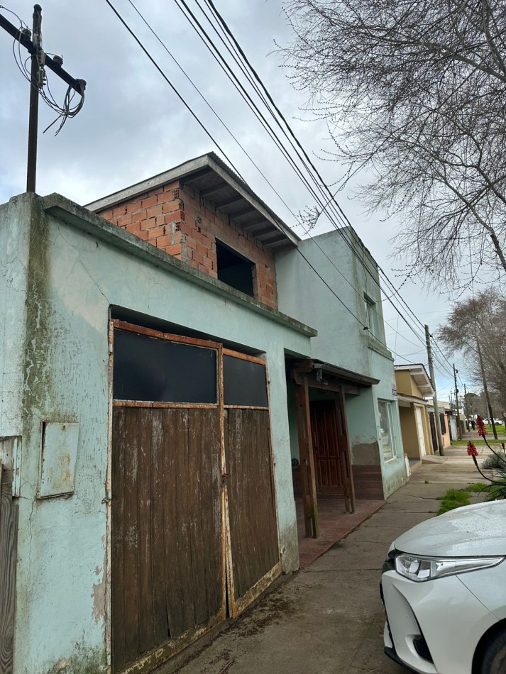Casa con lote y departamento, con entradas independientes.