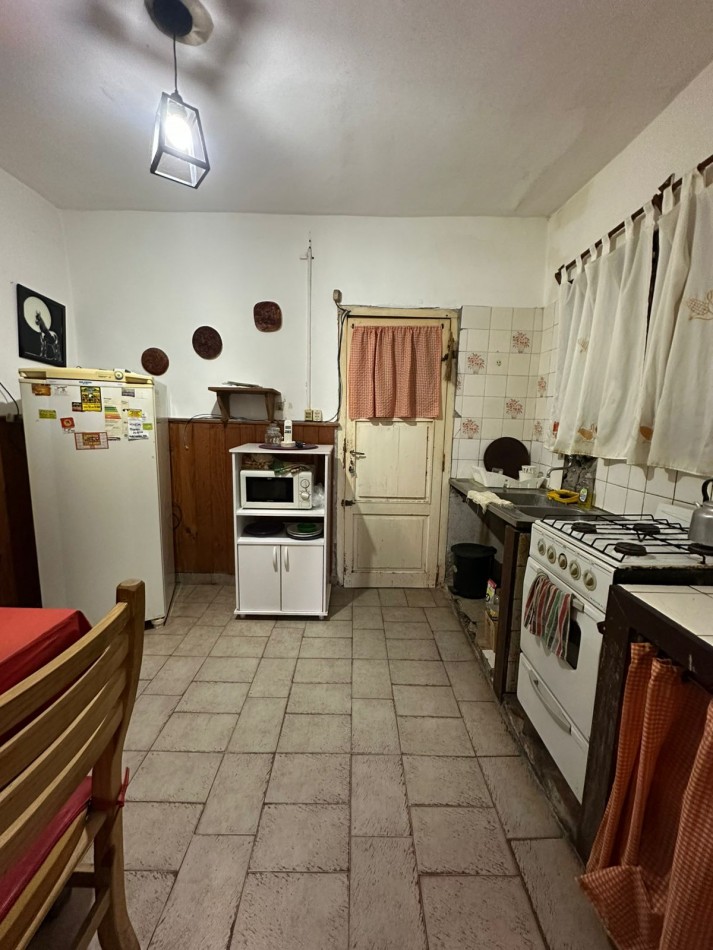 Casa con lote y departamento, con entradas independientes.
