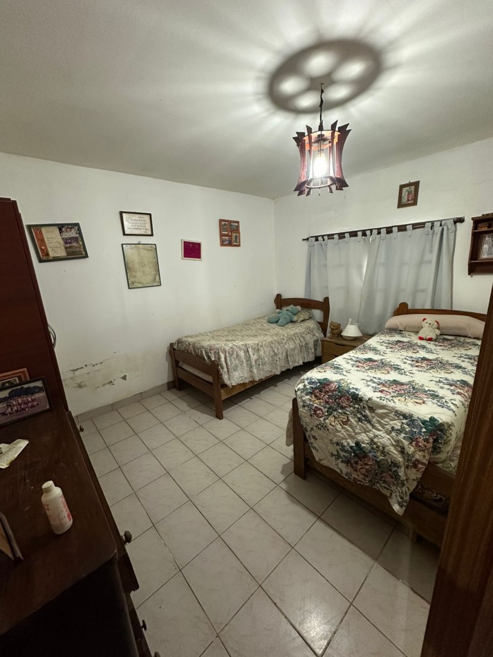 Casa con lote y departamento, con entradas independientes.