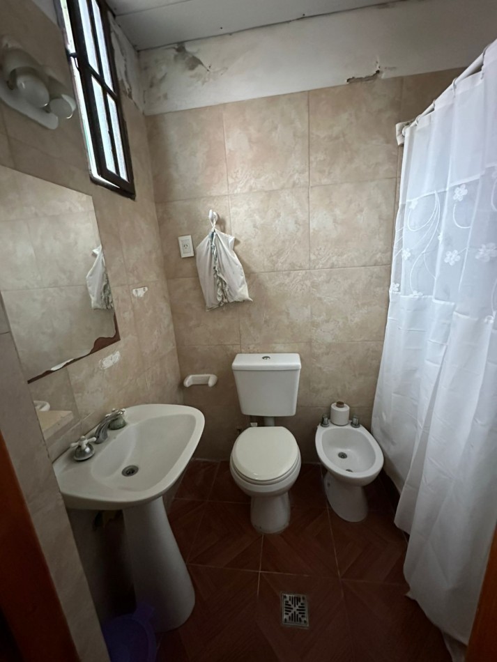 Casa con lote y departamento, con entradas independientes.