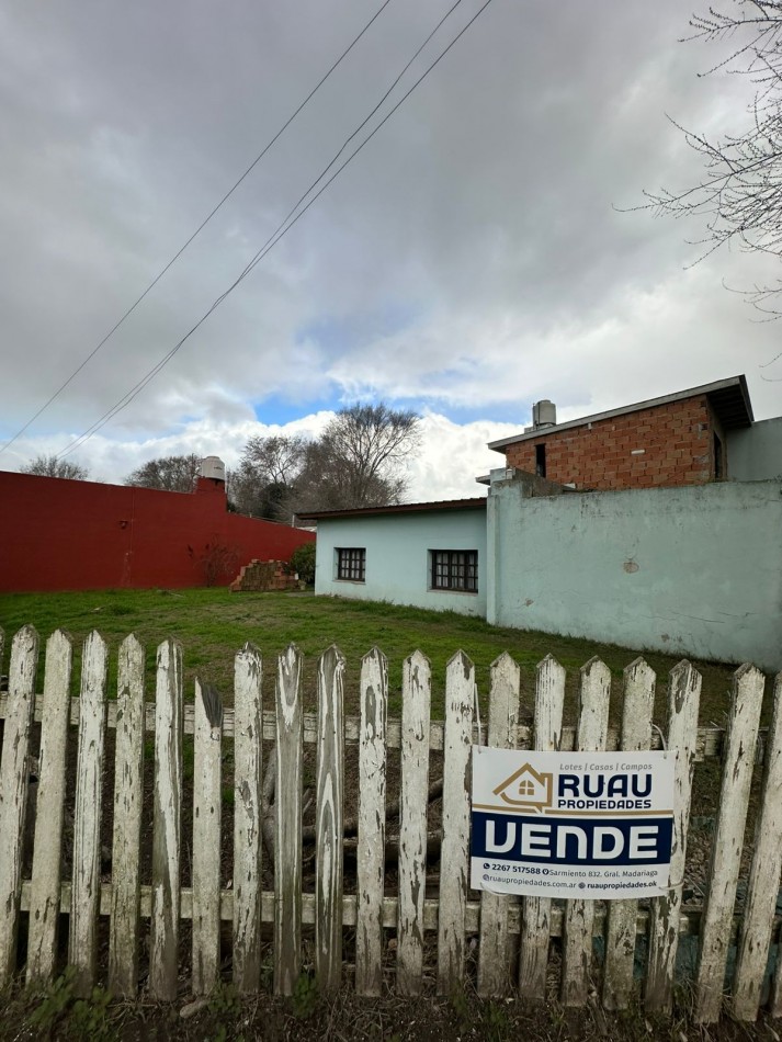 Casa con lote y departamento, con entradas independientes.