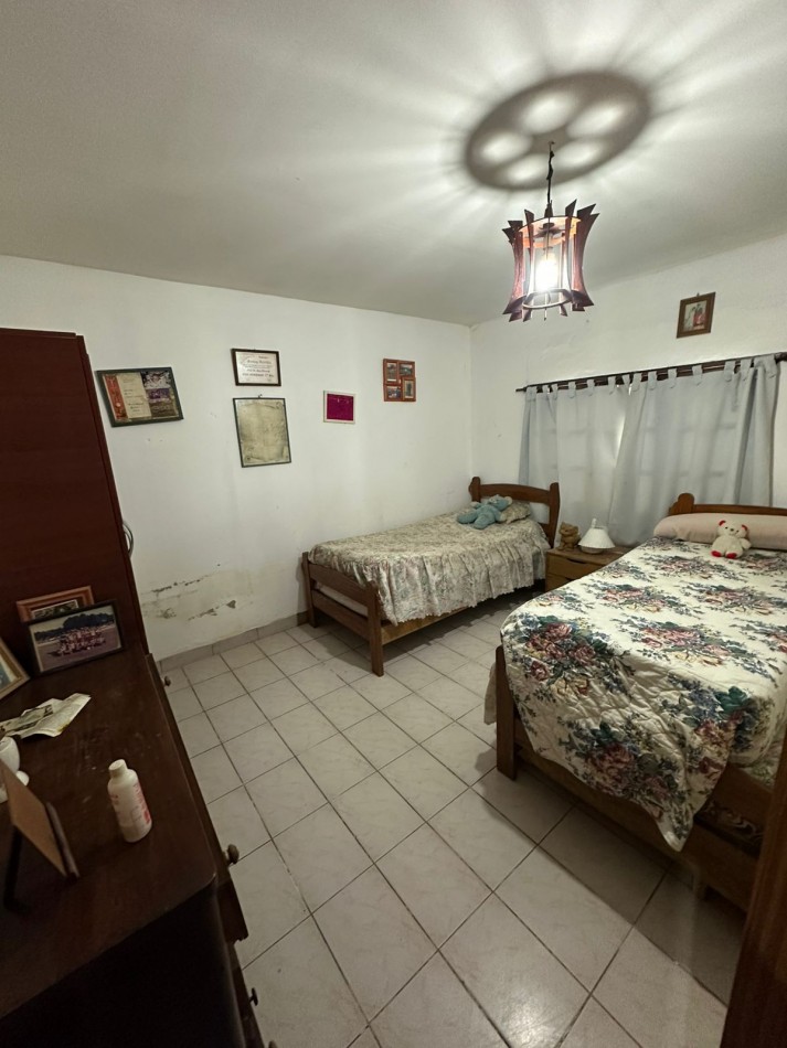 Casa con lote y departamento, con entradas independientes.
