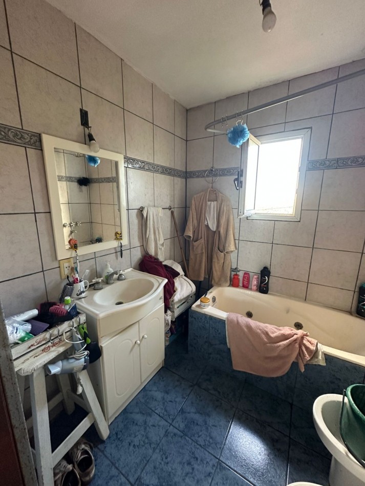 Casa con lote y departamento, con entradas independientes.