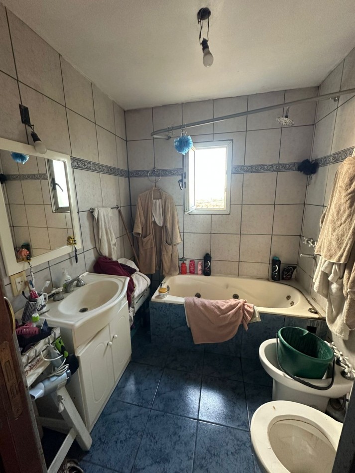 Casa con lote y departamento, con entradas independientes.
