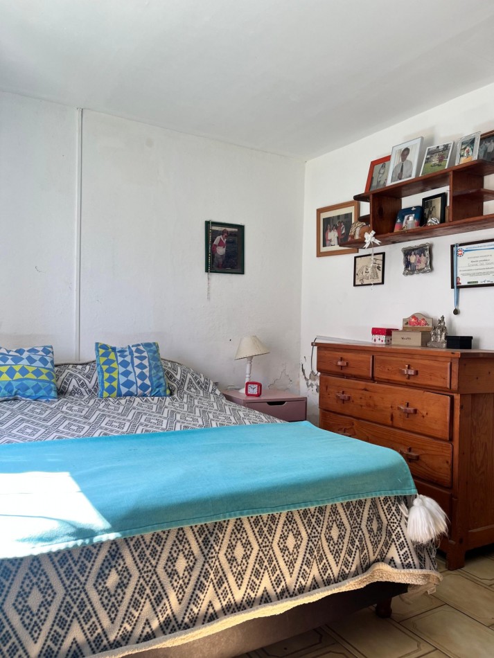 Casa con lote y departamento, con entradas independientes.