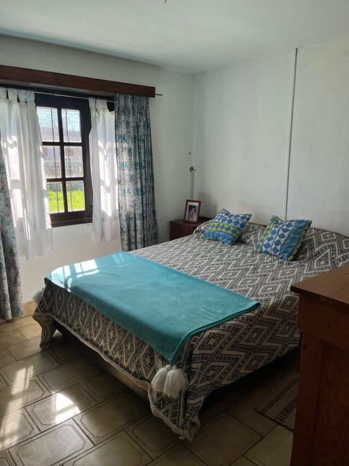 Casa con lote y departamento, con entradas independientes.