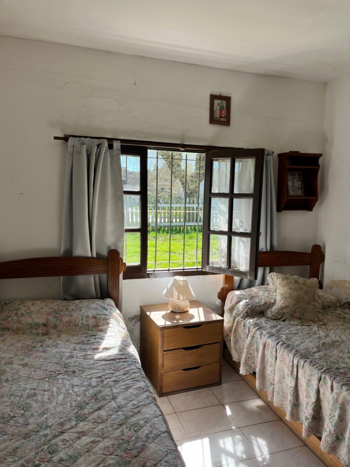Casa con lote y departamento, con entradas independientes.