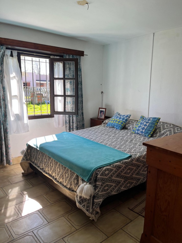 Casa con lote y departamento, con entradas independientes.