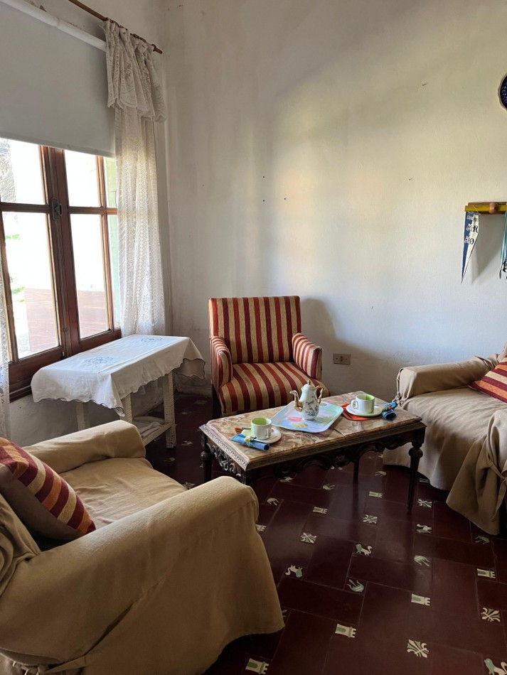 Casa con lote y departamento, con entradas independientes.