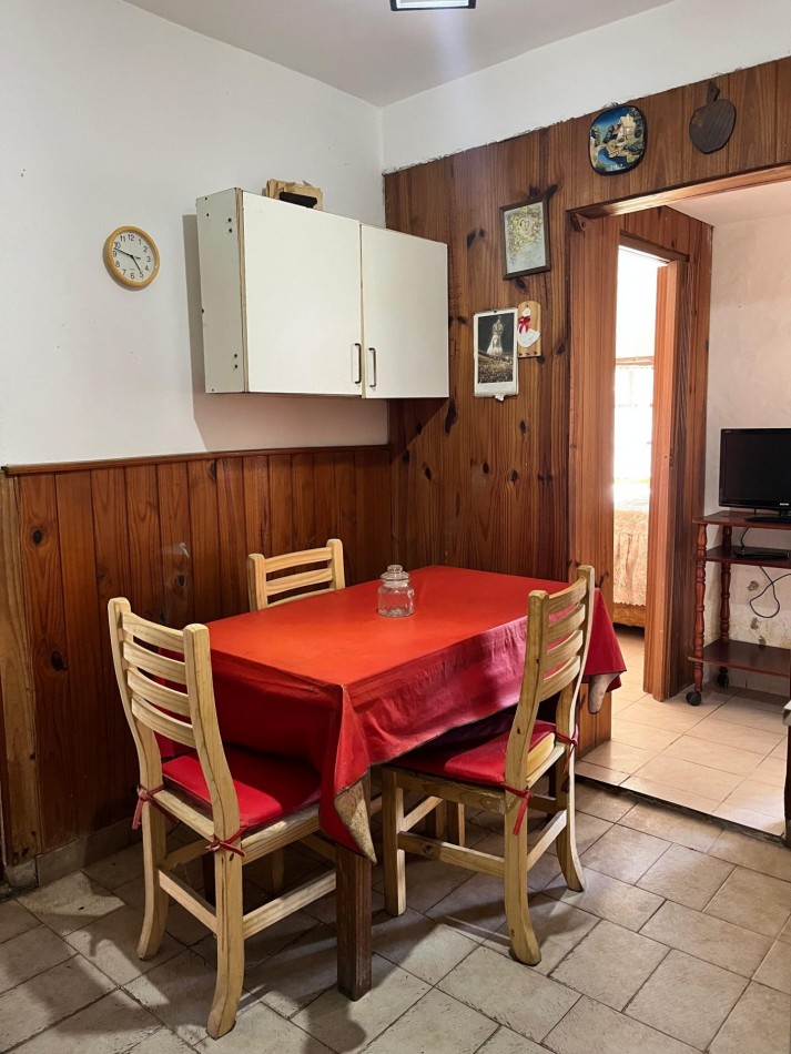 Casa con lote y departamento, con entradas independientes.