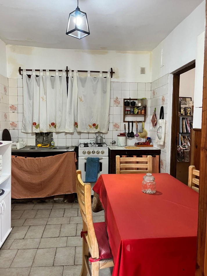 Casa con lote y departamento, con entradas independientes.
