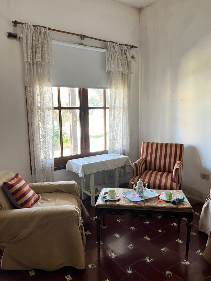 Casa con lote y departamento, con entradas independientes.