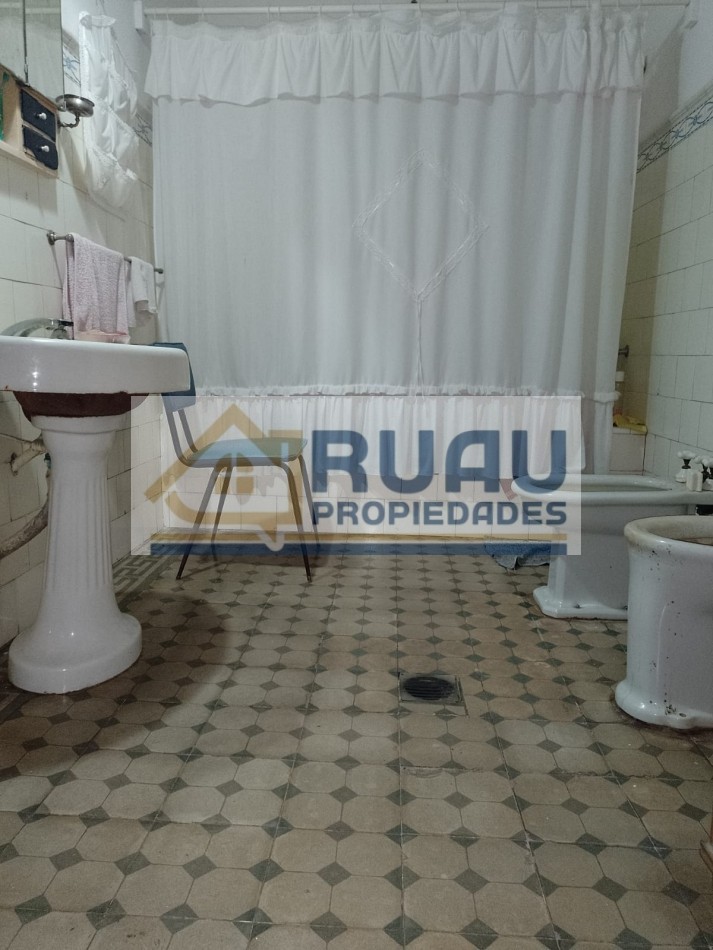 VENTA: PLENO CENTRO DE GRAL MADARIAGA. CASONA ANTIGUA 
