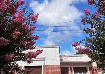 CASA FAMILIAR, CON LOTE, EXCELENTE UBICACION Y ESTADO