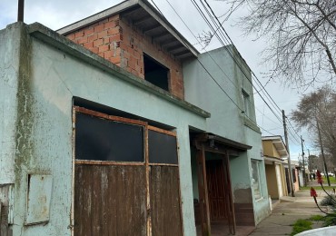 Casa con lote y departamento, con entradas independientes.